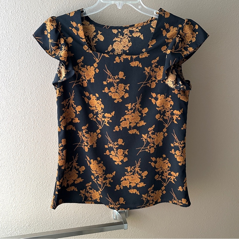 💥5/$15 EUC Square Neck Flutter Sleeve Top
